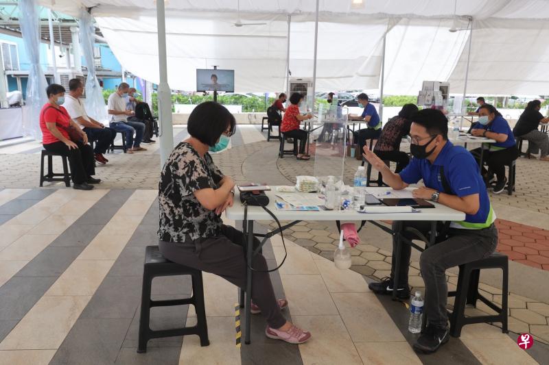 首届Jobs Connect@Jalan Besar职业展昨天在文庆地铁站外举行,年长求职者可在劳动力发展局“职业大使”的协助下进行面试。(唐家鸿摄) 首届Jobs Connect@Jalan Besar职业展昨天在文庆地铁站外举行,年长求职者可在劳动力发展局“职业大使”的协助下进行面试。(唐家鸿摄)