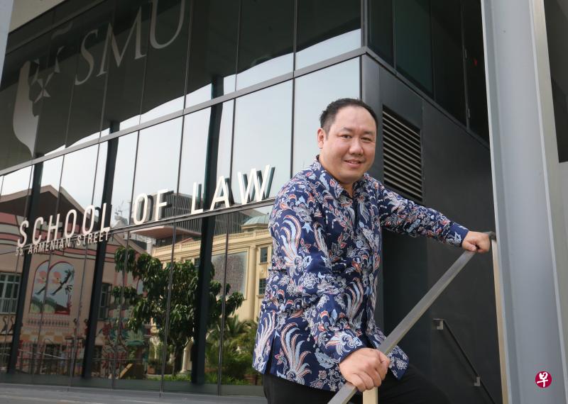 　萧锦耀当年报读新加坡管理大学的法律硕士课程以 21个月超速毕业。自认迟开窍的他如今是多个组织的义务法律顾问，也是中国侨联法律顾问委员会唯一的新加坡海外委员。（邬福梁摄）