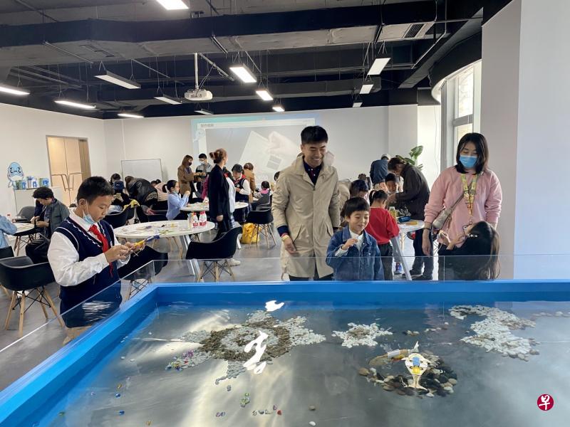 胜科长江江豚科教中心的研学教室,可为青少年提供仿生江豚模拟实验课。(胜科中国提供) 胜科长江江豚科教中心的研学教室,可为青少年提供仿生江豚模拟实验课。(胜科中国提供)