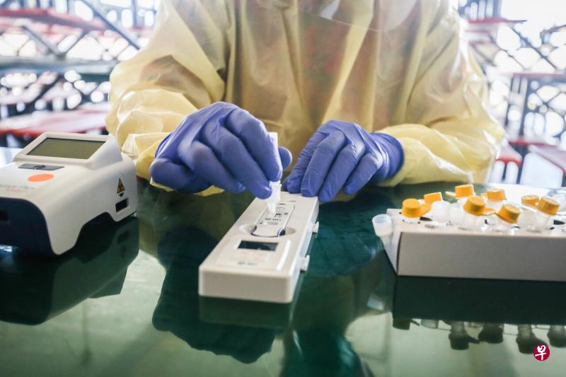 抗原快速检测(antigen rapid tests)在采取样本后,不必送到化验室,现场使用分析器检测即能在几分钟内得知结果,最长也只需等侯半小时。(梁伟康摄) 抗原快速检测(antigen rapid tests)在采取样本后,不必送到化验室,现场使用分析器检测即能在几分钟内得知结果,最长也只需等侯半小时。(梁伟康摄)