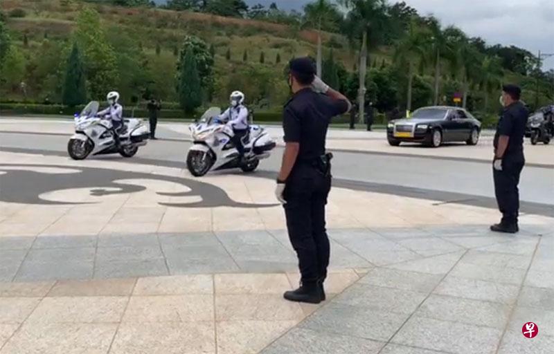 吉打州苏丹沙烈胡丁下午2时18分也在警方的护送下抵达国家王宫。(星洲网视频截图) 吉打州苏丹沙烈胡丁下午2时18分也在警方的护送下抵达国家王宫。(星洲网视频截图)