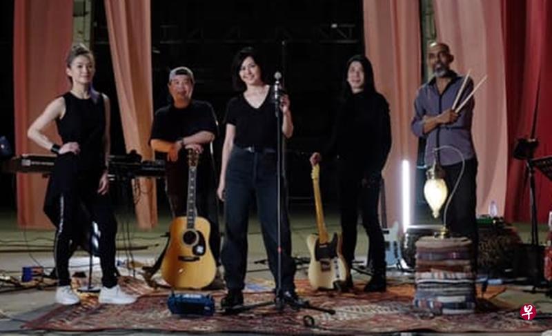 孙燕姿和乐队合照。(互联网) 孙燕姿和乐队合照。(互联网)