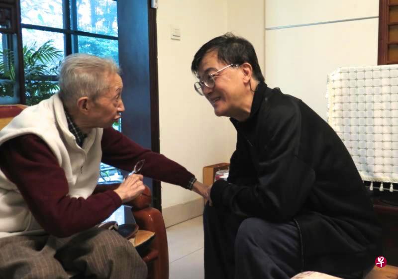 2019年10月10日,作者(右)最后一次在成都拜会流沙河。(罗缋元摄) 2019年10月10日,作者(右)最后一次在成都拜会流沙河。(罗缋元摄)