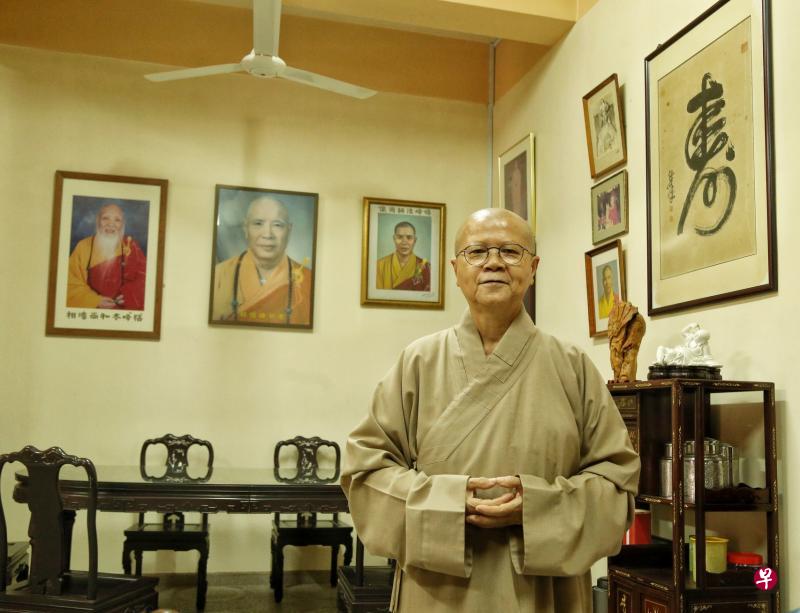 明稳法师遵循师父悟峰长老(背后照片)遗愿,把脱售新加坡法藏精舍所得920万元,悉数捐作慈善。(特约陈福洲摄) 明稳法师遵循师父悟峰长老(背后照片)遗愿,把脱售新加坡法藏精舍所得920万元,悉数捐作慈善。(特约陈福洲摄)