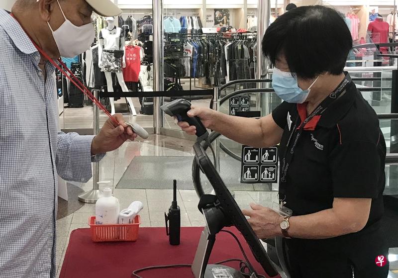 职员洪女士披露,今早有超过七成公众使用防疫器登记入场。(林艺君摄) 职员洪女士披露,今早有超过七成公众使用防疫器登记入场。(林艺君摄)