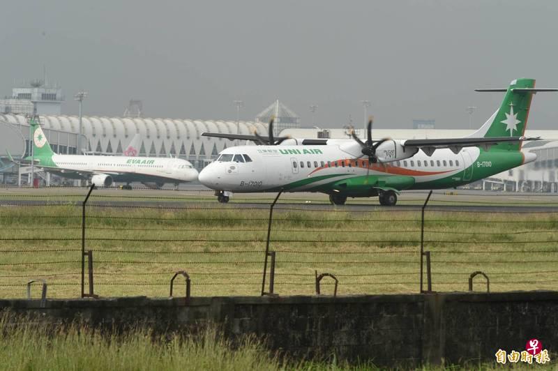 立荣航空赴东沙飞机在本月中因故折返后,今天顺利抵达目的地。(台湾《自由时报》) 立荣航空赴东沙飞机在本月中因故折返后,今天顺利抵达目的地。(台湾《自由时报》)