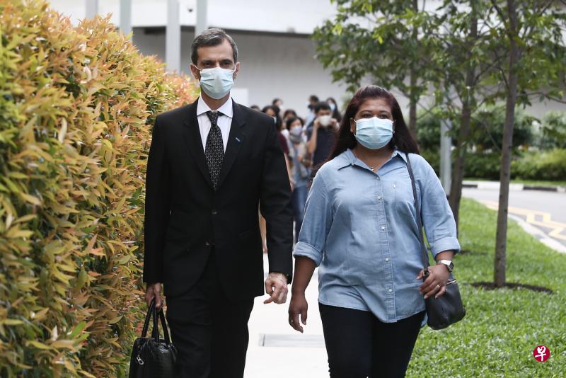 洗脱偷窃罪名的廖文良前女佣(右),通过代表律师向高庭表示,自己因偷窃案蒙受多达7万1000元的损失,为此要针对控方无理与轻率的提控索讨赔偿。(档案照片) 洗脱偷窃罪名的廖文良前女佣(右),通过代表律师向高庭表示,自己因偷窃案蒙受多达7万1000元的损失,为此要针对控方无理与轻率的提控索讨赔偿。(档案照片)