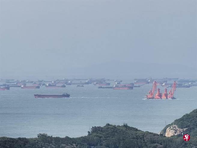 马祖民众在社交媒体上传视频,称上百艘大陆采砂船在上星期天清晨越界盗采海砂,在马祖南竿乡马港至仁爱村的海域绵延数公里。(互联网) 马祖民众在社交媒体上传视频,称上百艘大陆采砂船在上星期天清晨越界盗采海砂,在马祖南竿乡马港至仁爱村的海域绵延数公里。(互联网)