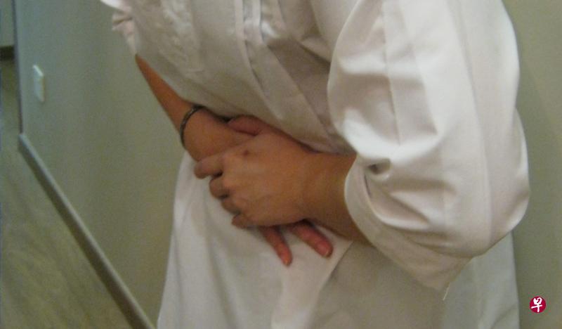 疝气患者如果突然剧烈腹痛、发烧、呕吐和恶心,应尽快求医。(档案照) 疝气患者如果突然剧烈腹痛、发烧、呕吐和恶心,应尽快求医。(档案照)