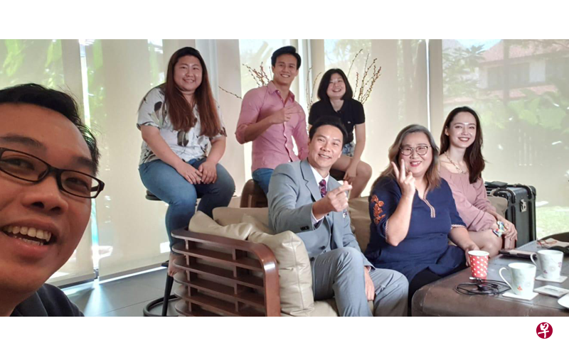 沃土影视夫妻档掌舵人杨丽娟(前排右二)与陈必佳(前排左一)邀请剧组到家里等候成绩揭晓。(受访者提供) 沃土影视夫妻档掌舵人杨丽娟(前排右二)与陈必佳(前排左一)邀请剧组到家里等候成绩揭晓。(受访者提供)