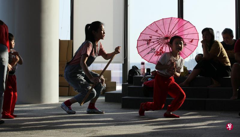 南华潮剧指导员黄琳琳和小学员排练《桃花过渡》。(档案照) 南华潮剧指导员黄琳琳和小学员排练《桃花过渡》。(档案照)