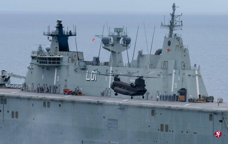 新加坡空军的CH-47D型契努克直升机准备在澳洲海军两栖攻击舰阿德莱德号甲板上降落。(澳洲武装部队提供) 新加坡空军的CH-47D型契努克直升机准备在澳洲海军两栖攻击舰阿德莱德号甲板上降落。(澳洲武装部队提供)