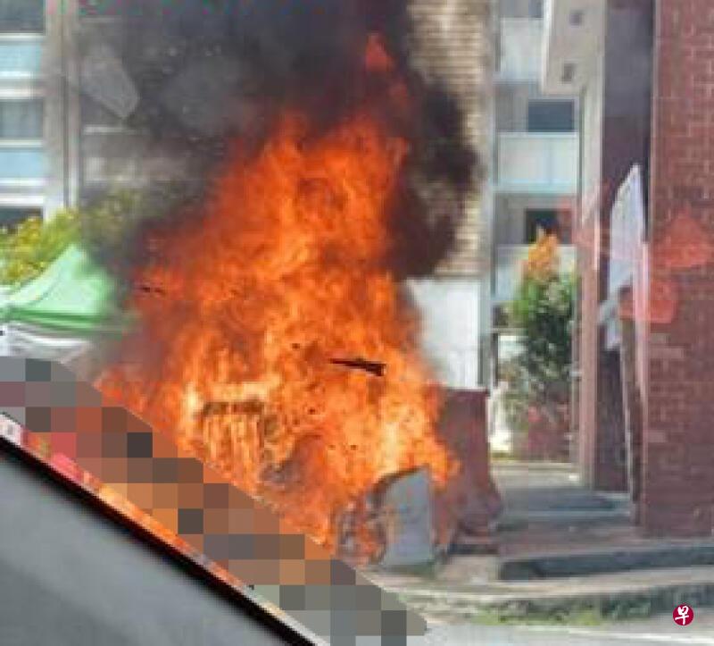 武吉巴督停车场的一回收箱不知何故起火狂烧,所幸无人受伤。(取自Stomp) 武吉巴督停车场的一回收箱不知何故起火狂烧,所幸无人受伤。(取自Stomp)