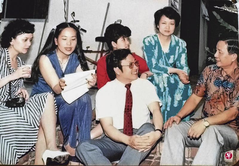 陈木锡(前排右)邀请五位中国歌唱家来新演出,左起王静、马太萱、杜萍、彭丽媛和傅祖光(前排左)。(梁丽芬提供) 陈木锡(前排右)邀请五位中国歌唱家来新演出,左起王静、马太萱、杜萍、彭丽媛和傅祖光(前排左)。(梁丽芬提供)