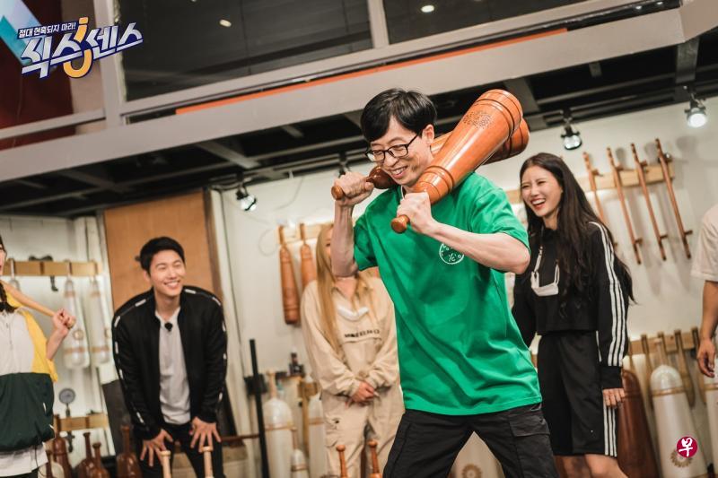 刘在锡做的是波斯古代运动,拿起棍子在肩膀上挥动。(互联网) 刘在锡做的是波斯古代运动,拿起棍子在肩膀上挥动。(互联网)