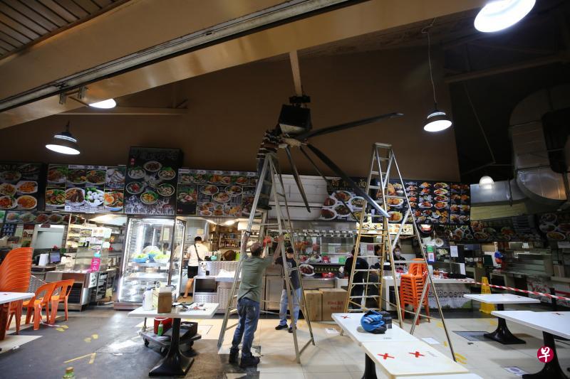 淡滨尼一家咖啡店前天发生意外,巨大风扇的扇叶被梯子撞得摇摇欲坠,击中旁边摊位招牌,碎片四周飞射,两人在事故中受伤。(陈斌勤摄) 淡滨尼一家咖啡店前天发生意外,巨大风扇的扇叶被梯子撞得摇摇欲坠,击中旁边摊位招牌,碎片四周飞射,两人在事故中受伤。(陈斌勤摄)