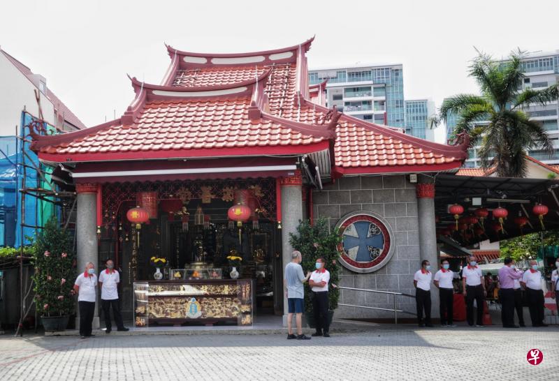 普救善堂第一副总理林怡丰(68岁)受访时介绍,善堂共有1000多位堂友,堂内除了供奉宋大峰祖师,也提供骨灰瓮安放和免费中医诊治等服务,每年还给后港一带有需要长者发放敬老度岁金,以及帮助贫苦人家料理后事。(海峡时报) 普救善堂第一副总理林怡丰(68岁)受访时介绍,善堂共有1000多位堂友,堂内除了供奉宋大峰祖师,也提供骨灰瓮安放和免费中医诊治等服务,每年还给后港一带有需要长者发放敬老度岁金,以及帮助贫苦人家料理后事。(海峡时报)