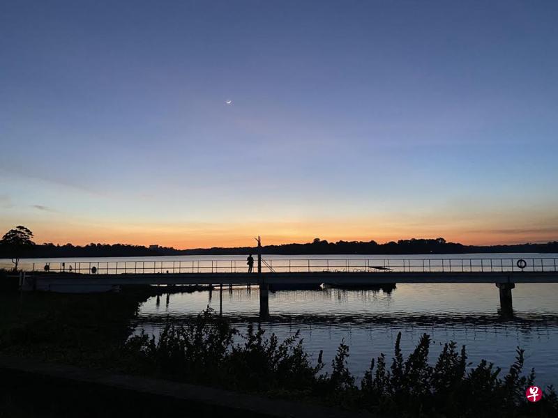 实里达上段蓄水池公园的黄昏景色,呈现出城市以外的岛国面貌。 实里达上段蓄水池公园的黄昏景色,呈现出城市以外的岛国面貌。