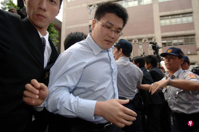 五审宣判刑期加重,陈水扁女婿赵建铭监三年八个月。图为赵建铭2006年出庭时照片(互联网) 五审宣判刑期加重,陈水扁女婿赵建铭监三年八个月。图为赵建铭2006年出庭时照片(互联网)