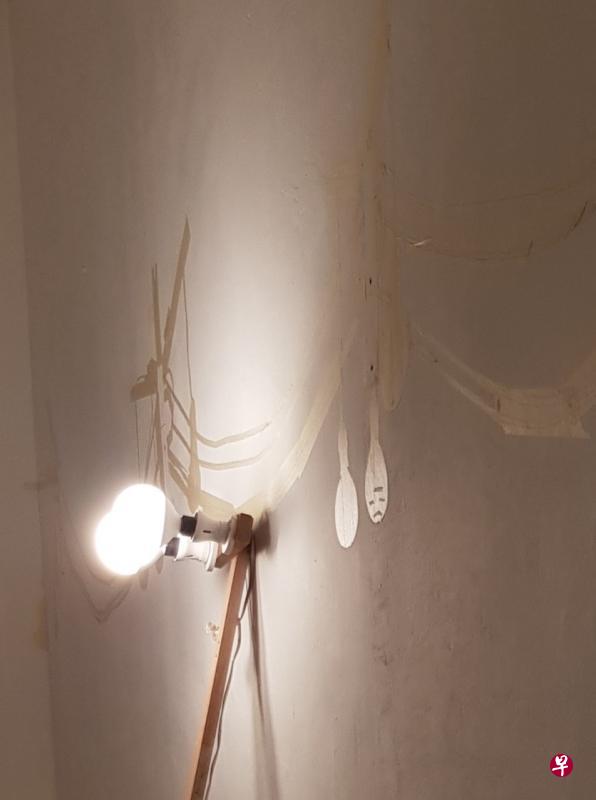 墙上残留装置的影子,令画家巫思远思考艺术的本质和影子一样,介于现实与想象之中。(画家提供) 墙上残留装置的影子,令画家巫思远思考艺术的本质和影子一样,介于现实与想象之中。(画家提供)