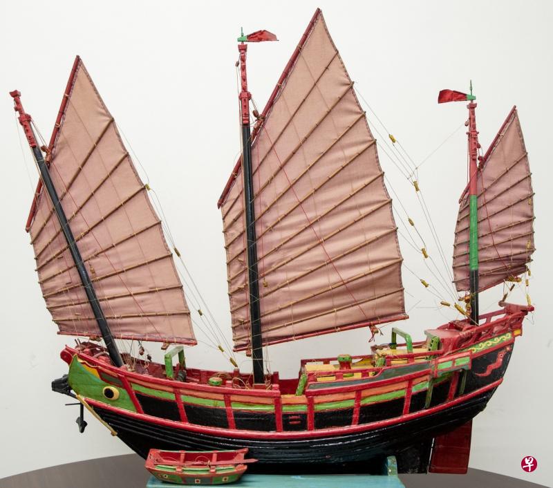 三桅凤帆金晋泉号乌槽船全景,为福建青头船(上图),各风帆之间以滑车及绳索专门联系,灵活运作(下左图);舵楼第三层门口写“清风明月”者为船长室,上为后桅杆,下为船舵操作座,左右船舷有半悬式小阳台可观察船体与海况(下中图);船尾T形空间可让船舵左右转动或上下升降,饰以凤凰彩绘,制作精细讲究(下右图)。(作者提供) 三桅凤帆金晋泉号乌槽船全景,为福建青头船(上图),各风帆之间以滑车及绳索专门联系,灵活运作(下左图);舵楼第三层门口写“清风明月”者为船长室,上为后桅杆,下为船舵操作座,左右船舷有半悬式小阳台可观察船体与海况(下中图);船尾T形空间可让船舵左右转动或上下升降,饰以凤凰彩绘,制作精细讲究(下右图)。(作者提供)