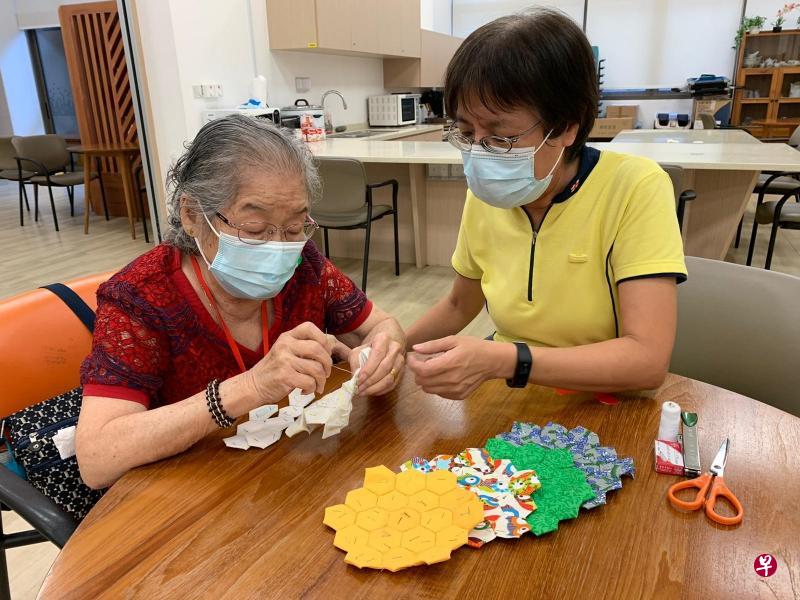 广惠肇留医院资深复健助理张云燕(右)把日间护理中心的年长者视为家人般照顾,得知有年长者喜欢百衲被工艺,就找来布料让她们发挥手艺,保持活跃身心。(广惠肇留医院提供) 广惠肇留医院资深复健助理张云燕(右)把日间护理中心的年长者视为家人般照顾,得知有年长者喜欢百衲被工艺,就找来布料让她们发挥手艺,保持活跃身心。(广惠肇留医院提供)