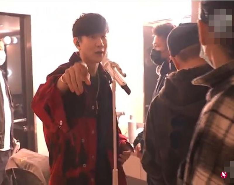 林俊杰到更衣室换衣 。(视频截图) 林俊杰到更衣室换衣 。(视频截图)