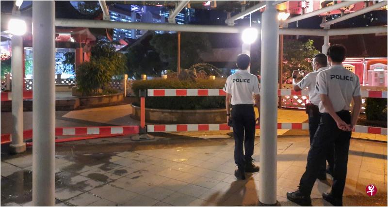 三名社区警员昨晚到场,看到围栏被破坏后拿出手机拍照。 三名社区警员昨晚到场,看到围栏被破坏后拿出手机拍照。