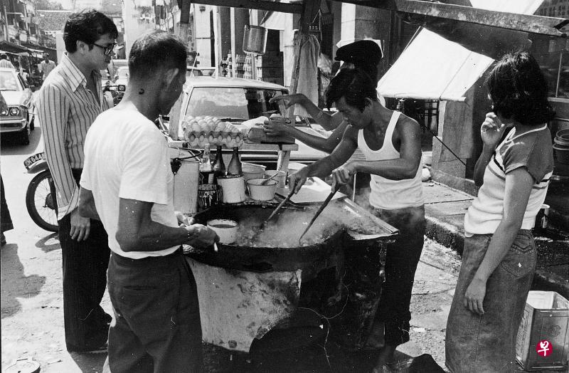 为了糊口,大部分小市民只好在街头巷尾、商铺或骑楼(五脚基)摆起各式各样的摊子,当起无牌小贩。(新加坡历史博物馆) 为了糊口,大部分小市民只好在街头巷尾、商铺或骑楼(五脚基)摆起各式各样的摊子,当起无牌小贩。(新加坡历史博物馆)