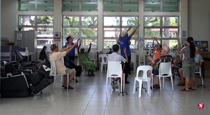 病毒阻断措施期间,日间护理中心的线下业务陷入停顿,许多业者被迫转向线上,但效果好坏参半。业者发现,只有两成至五成的年长者经常参与线上活动。(档案照片) 病毒阻断措施期间,日间护理中心的线下业务陷入停顿,许多业者被迫转向线上,但效果好坏参半。业者发现,只有两成至五成的年长者经常参与线上活动。(档案照片)