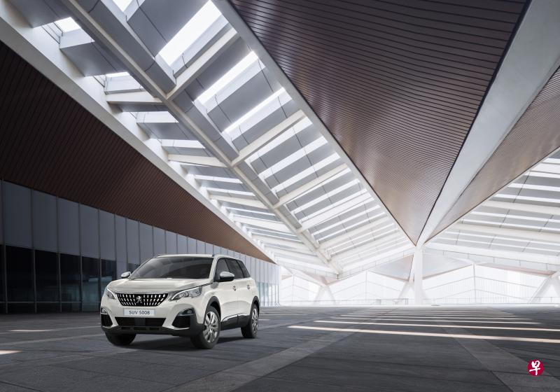 标致(Peugeot)的旗舰SUV 5008最新型号,以七座位搭配全新EAT8自动变速系统,将原本已经极为顺畅的行车表现进一步升级。(车商提供) 标致(Peugeot)的旗舰SUV 5008最新型号,以七座位搭配全新EAT8自动变速系统,将原本已经极为顺畅的行车表现进一步升级。(车商提供)