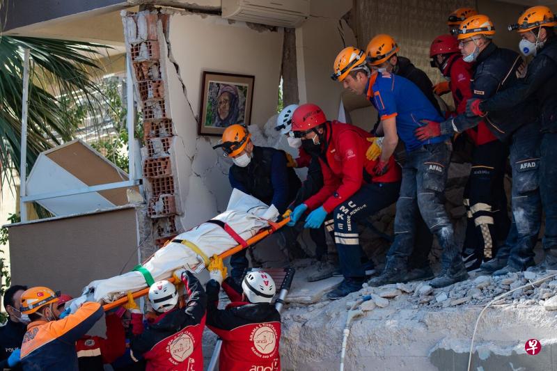 伊兹密尔省在此次地震中受灾最重,该省有数十处房屋倒塌。土耳其灾害和应急管理部门当天说,目前共有5700多人在灾区开展搜救和人道主义援助等工作。(法新社) 伊兹密尔省在此次地震中受灾最重,该省有数十处房屋倒塌。土耳其灾害和应急管理部门当天说,目前共有5700多人在灾区开展搜救和人道主义援助等工作。(法新社)