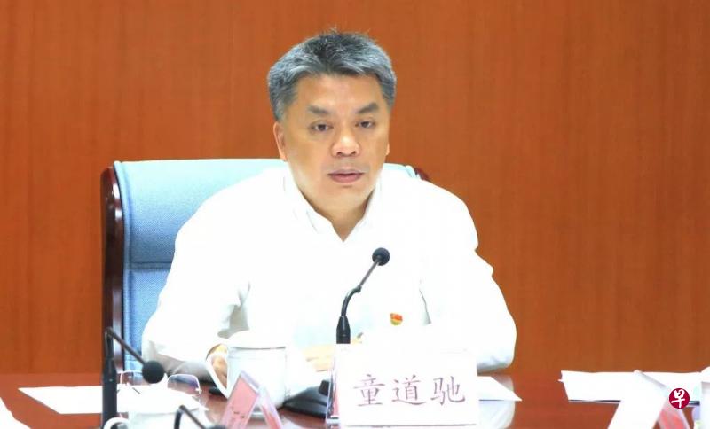 11月1日落马的三亚市委书记童道驰是中共五中全会后首名落马的官员。(互联网) 11月1日落马的三亚市委书记童道驰是中共五中全会后首名落马的官员。(互联网)