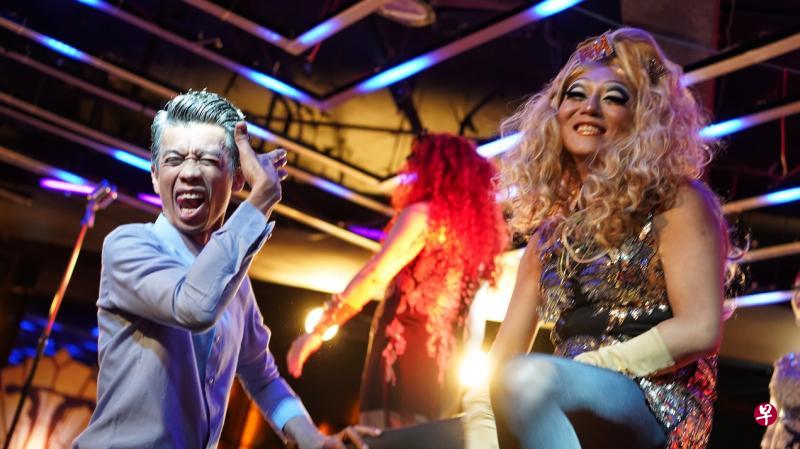 萨姆丁(左)为《男儿王》的赖宇涵做变装皇后造型。(mm2娱乐提供) 萨姆丁(左)为《男儿王》的赖宇涵做变装皇后造型。(mm2娱乐提供)