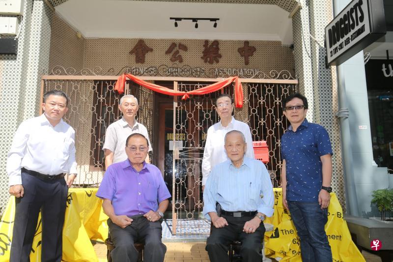 新加坡中药公会在欢庆成立80周年时,不忘思考业务转型和未来发展。前排坐者左起为主席段友廉和署理主席梁普照博士。后排左起为总务兼资讯主任黄金标、副主席陈炳成、副主席兼财政许周楷以及副总务萧秉雁。(谢智扬摄) 新加坡中药公会在欢庆成立80周年时,不忘思考业务转型和未来发展。前排坐者左起为主席段友廉和署理主席梁普照博士。后排左起为总务兼资讯主任黄金标、副主席陈炳成、副主席兼财政许周楷以及副总务萧秉雁。(谢智扬摄)