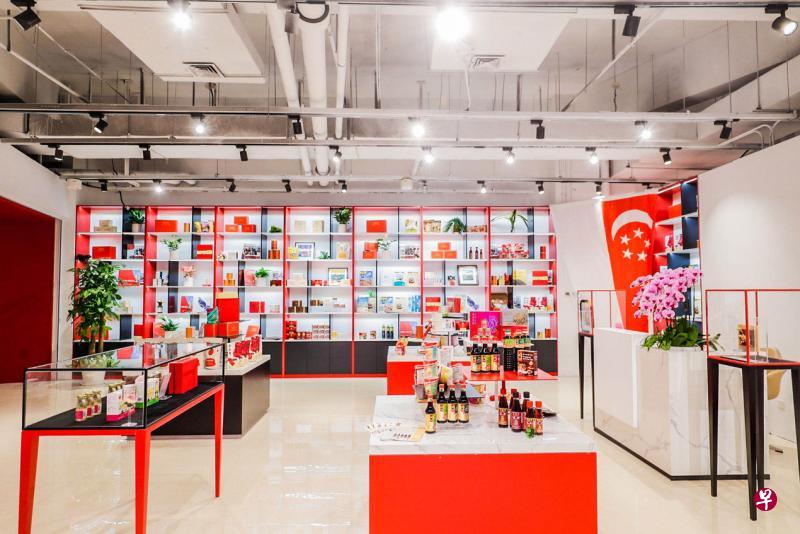 　新加坡进口馆位于绿地全球商品贸易港，与举行中国国际进口博览会的上海国家会展中心隔路相望。首批入驻的七个品牌包括美珍香、大华食品和龙标燕窝等。（中华总商会提供）