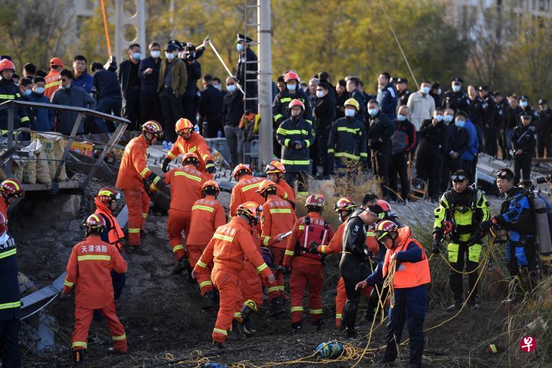 天津一铁路桥梁坍塌事故已造成七死五伤。图为救援人员昨天在事故现场进行救援工作。(新华社) 天津一铁路桥梁坍塌事故已造成七死五伤。图为救援人员昨天在事故现场进行救援工作。(新华社)