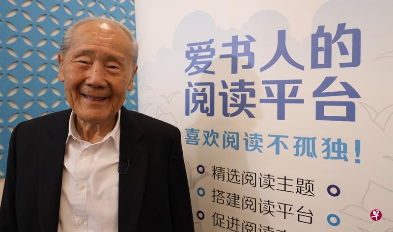 王赓武教授的回忆录原写给孩子看,后来再出版。(李健玮摄) 王赓武教授的回忆录原写给孩子看,后来再出版。(李健玮摄)