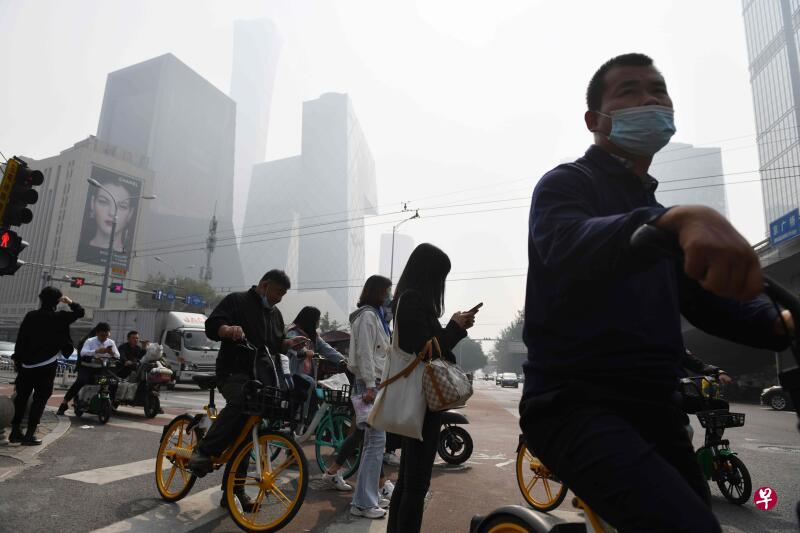 中国国家发改委近日公布一份“扩内需促消费”方案,要求各地“在秋冬季推出全国家庭应急物资储备建议清单”,引起舆论关注。图为北京街头人流熙熙攘攘的景象。(法新社) 中国国家发改委近日公布一份“扩内需促消费”方案,要求各地“在秋冬季推出全国家庭应急物资储备建议清单”,引起舆论关注。图为北京街头人流熙熙攘攘的景象。(法新社)