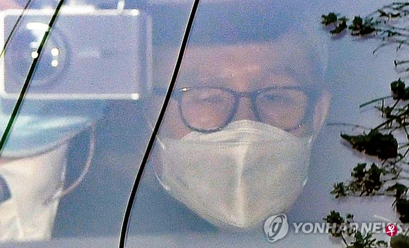 李明博11月2日下午1时许乘车离开位于首尔江南区的住家,到首尔中央地方检察厅报到,准备开始入狱服刑。(韩联社) 李明博11月2日下午1时许乘车离开位于首尔江南区的住家,到首尔中央地方检察厅报到,准备开始入狱服刑。(韩联社)