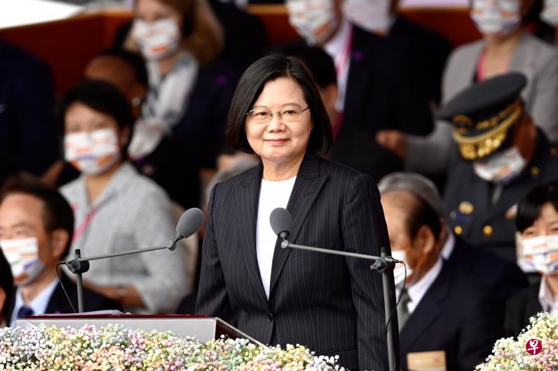“在台湾,蔡英文双十节演说突然降低之前对中国大陆抨击的调门,乃至表达希望两岸对话。不少人因而认为蔡英文的讲话展露了‘善意’,乐观地以为当前情势凶险的台海局势露出了一丝曙光,期盼大陆方面也能积极回应。”(法新社) “在台湾,蔡英文双十节演说突然降低之前对中国大陆抨击的调门,乃至表达希望两岸对话。不少人因而认为蔡英文的讲话展露了‘善意’,乐观地以为当前情势凶险的台海局势露出了一丝曙光,期盼大陆方面也能积极回应。”(法新社)