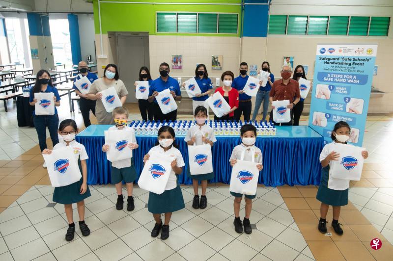 西南区市长刘燕玲(红衣者)与联华小学校长和宝洁集团义工为学生示范正确的洗手步骤。(宝洁集团提供) 西南区市长刘燕玲(红衣者)与联华小学校长和宝洁集团义工为学生示范正确的洗手步骤。(宝洁集团提供)