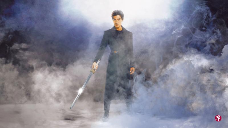 《天巡者》无论是拍摄风格或角色设定,都有韩剧《鬼怪》的影子。贺军翔剧中所用的剑灵,也让人想起《鬼怪》中插在孔刘身上的剑。(互联网) 《天巡者》无论是拍摄风格或角色设定,都有韩剧《鬼怪》的影子。贺军翔剧中所用的剑灵,也让人想起《鬼怪》中插在孔刘身上的剑。(互联网)