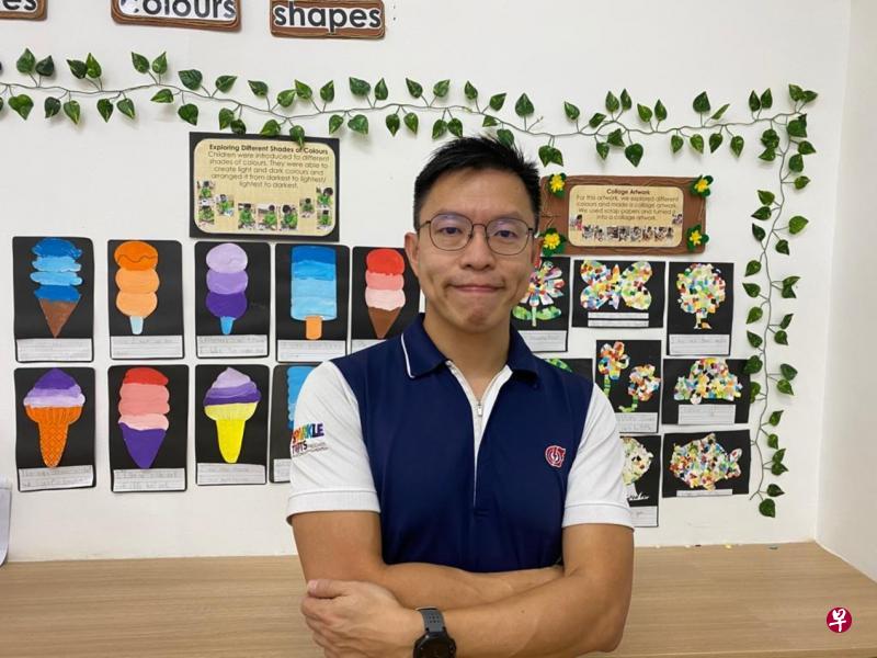 去年辞去船务公司高薪职位后,施永康在专业人士转业计划下,受训成为幼儿教师。他希望帮助自己与他人的孩子健康快乐成长。(PCF提供) 去年辞去船务公司高薪职位后,施永康在专业人士转业计划下,受训成为幼儿教师。他希望帮助自己与他人的孩子健康快乐成长。(PCF提供)