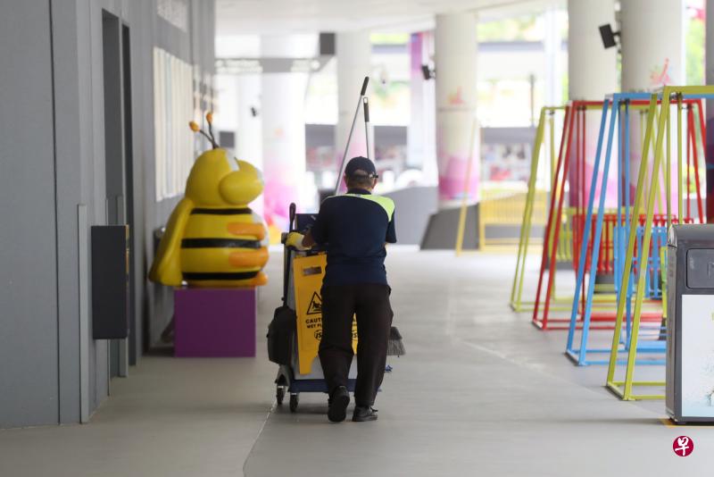 本地约有3万名新加坡籍全职员工,月入少于1300元。他们之中以文员、清洁工、餐饮员工和商店推销员居多。(档案照) 本地约有3万名新加坡籍全职员工,月入少于1300元。他们之中以文员、清洁工、餐饮员工和商店推销员居多。(档案照)