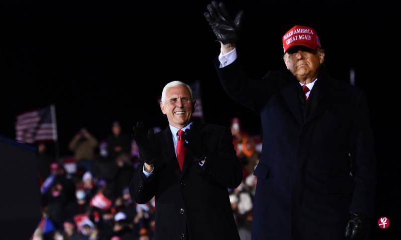 总统特朗普的最后一场选前造势活动,选择重返四年前上演惊奇逆转大戏的密歇根州大急流城造势。(法新社) 总统特朗普的最后一场选前造势活动,选择重返四年前上演惊奇逆转大戏的密歇根州大急流城造势。(法新社)