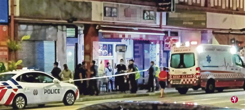 芽茏路一家火锅店外昨晚发生打架事件,大批警方封锁现场,救护人员也到场救援。(受访者提供) 芽茏路一家火锅店外昨晚发生打架事件,大批警方封锁现场,救护人员也到场救援。(受访者提供)