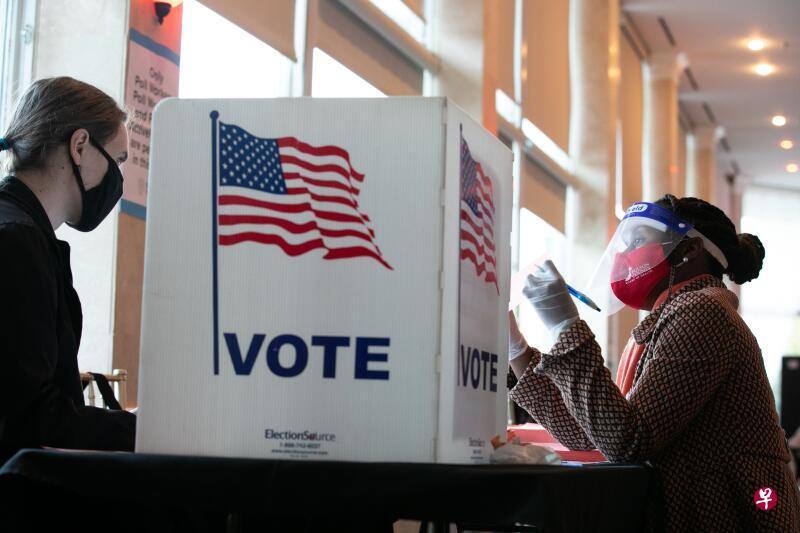 从目前的开票结果来看,大选选情比民调预测的胶着得多。(法新社) 从目前的开票结果来看,大选选情比民调预测的胶着得多。(法新社)