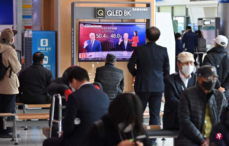 韩国四家民调公司最近对1003名韩国成年人进行调查结果显示,44%受访者认为,拜登当选总统对韩国国家利益有帮助,只有14%受访者表示,特朗普连任对韩国有利。(法新社) 韩国四家民调公司最近对1003名韩国成年人进行调查结果显示,44%受访者认为,拜登当选总统对韩国国家利益有帮助,只有14%受访者表示,特朗普连任对韩国有利。(法新社)