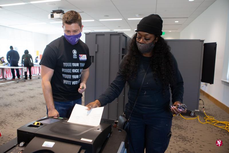 美国六州的投票周二(3日)结束,其中包括在佐治亚州的关键东岸战场。(法新社)
美国六州的投票周二(3日)结束,其中包括在佐治亚州的关键东岸战场。(法新社)